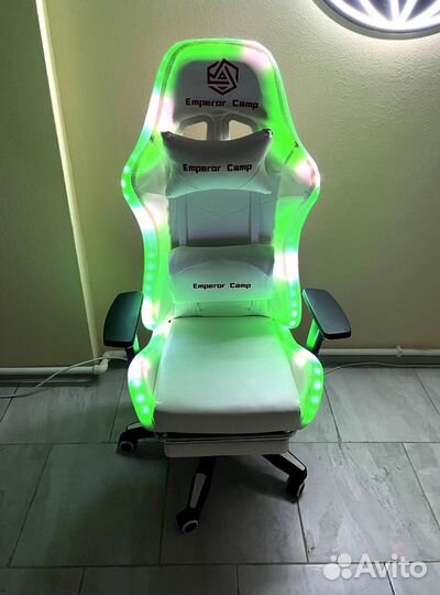 Компьютерное кресло с подставкой для ног