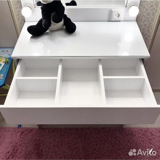 Гримёрный столик визажиста и гримёрное зеркало