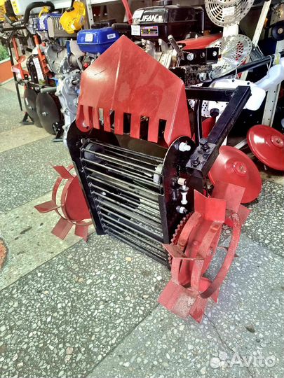 Картофелевыкапыватель к мотоблоку транспортёрный
