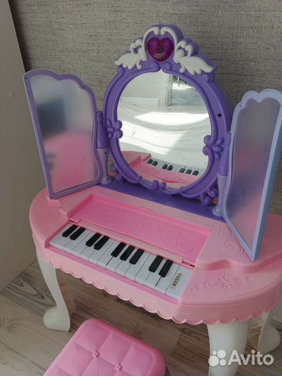 Детский туалетный столик