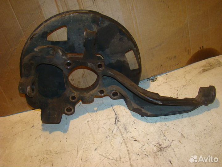 Кулак передний левый Range rover sport 09г