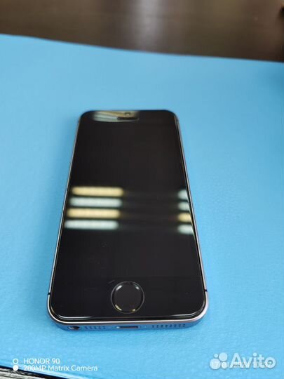 iPhone SE, 128 ГБ