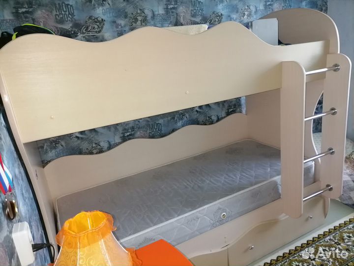 Двухъярусная кровать с матрасами