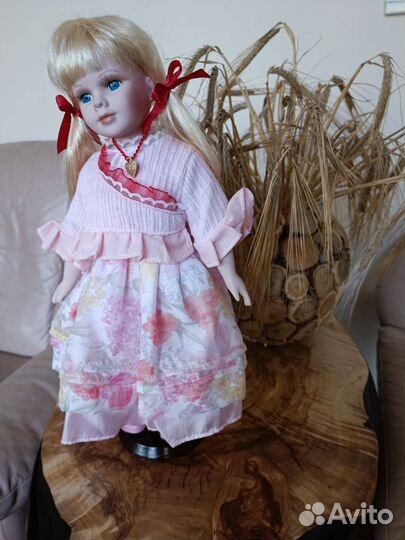 Кукла фарфоровая