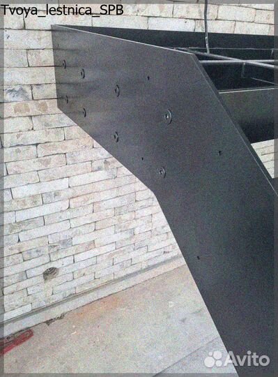 Лестница на металлокаркасе на 2 этаж