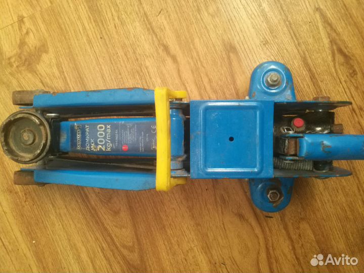 Домкрат подкатной