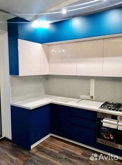 Угловой кухонный гарнитур современный