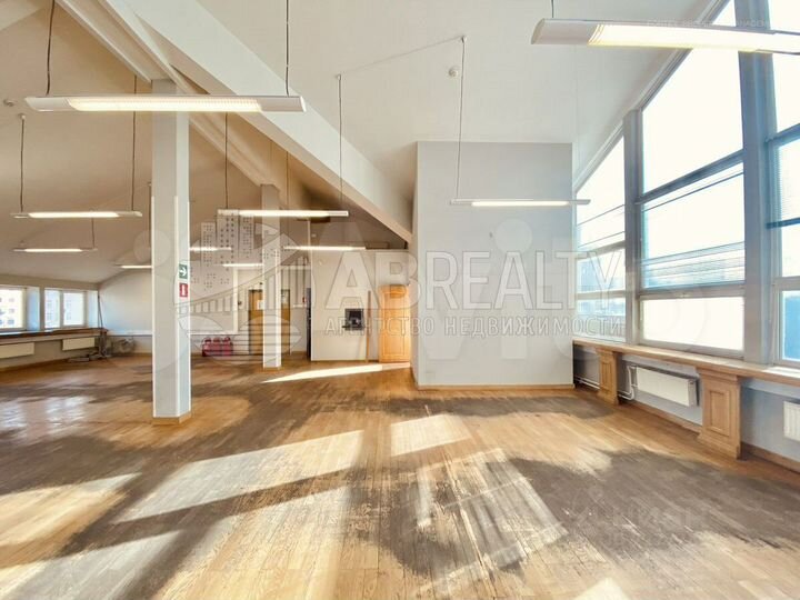 Здание 2004 м² рядом с метро