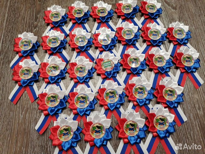 Брошь, значок на выпускной в школу