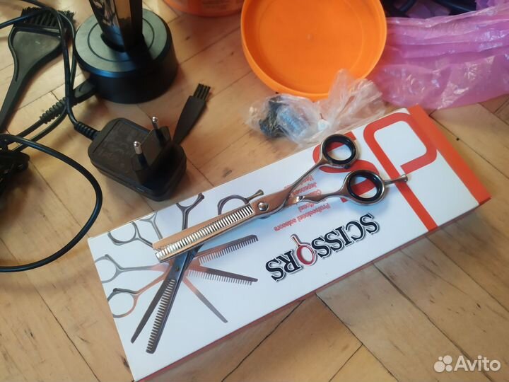Машинка, расчёски, все для парикмахера, пакетом
