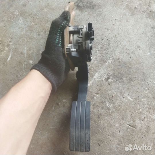 Педаль газа Renault Logan 2