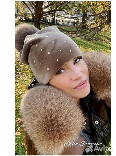 Велюровая шапка со стразами