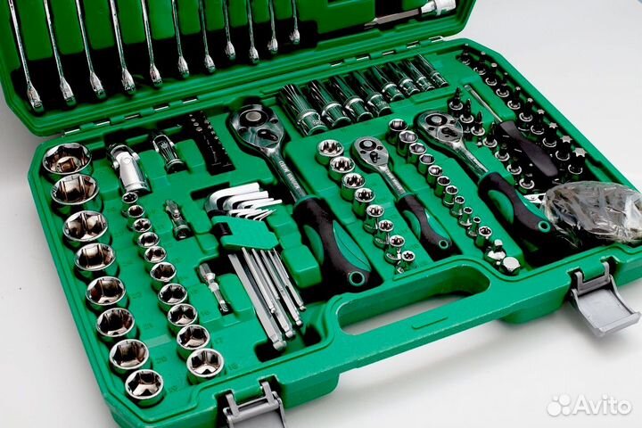 Набор инструментов в чемодане