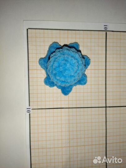 Вязаный брелок-осьминожек ручной работы