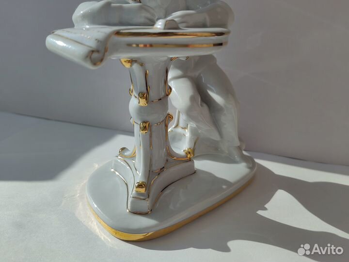 Фарфоровая статуэтка лфз Пушкин в/с