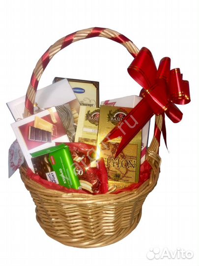 Подарочная корзина со сладостями