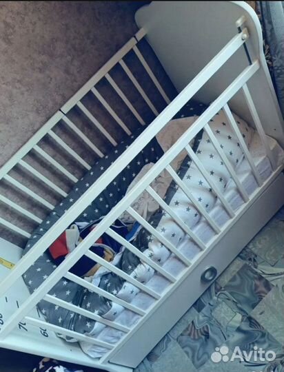 Детская кроватка с маятником и ящиком