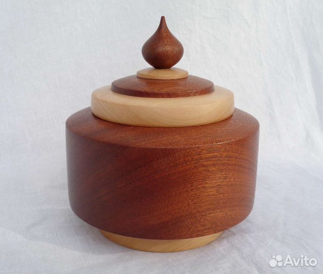 Шкатулка из красного дерева
