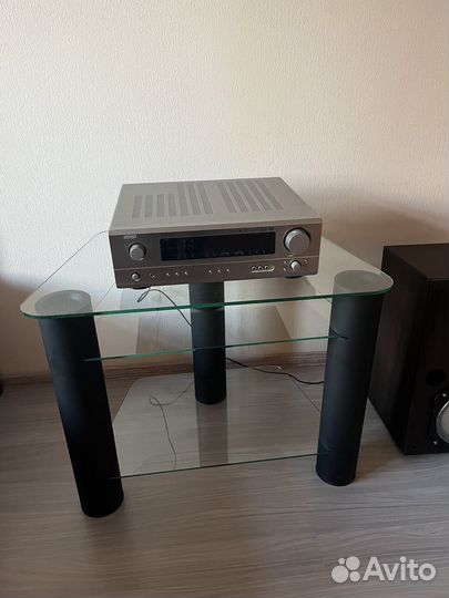 Стеклянная тумба под технику