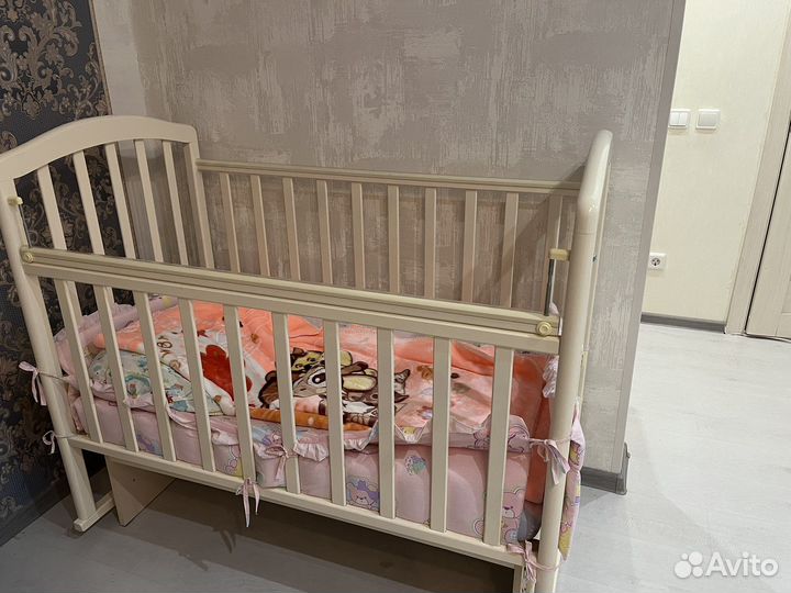 Детская кроватка с маятником