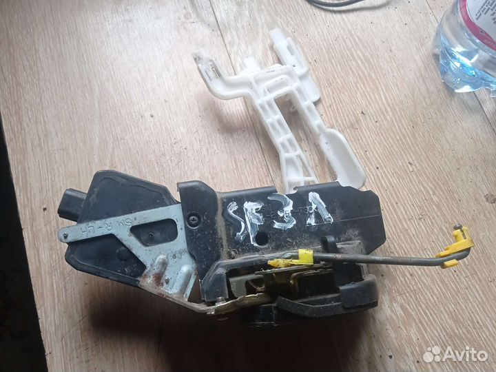 Замок задней левой двери Hyundai Santa Fe 1 SM