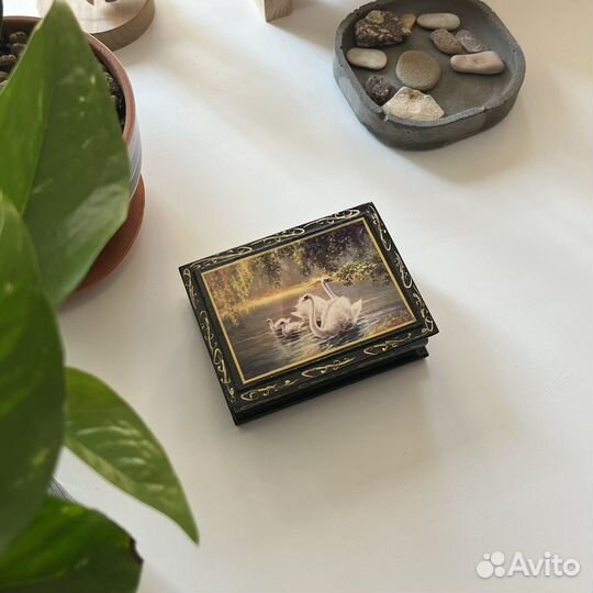 Шкатулка с лебедями, дерево