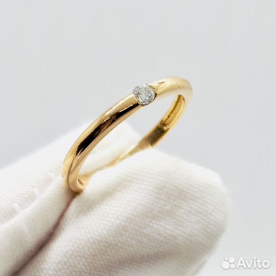 Золотое обручальное кольцо с бриллиантом 17,5р