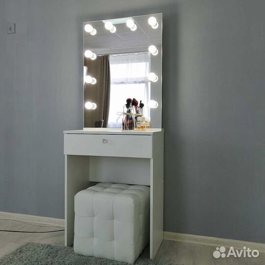 В наличии Гримерный столик с зеркалом 60*160