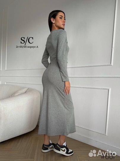 Облегающее платье из плотного трикотажа на лето