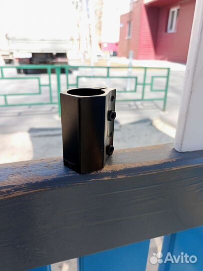 Зажим для трюкового самоката