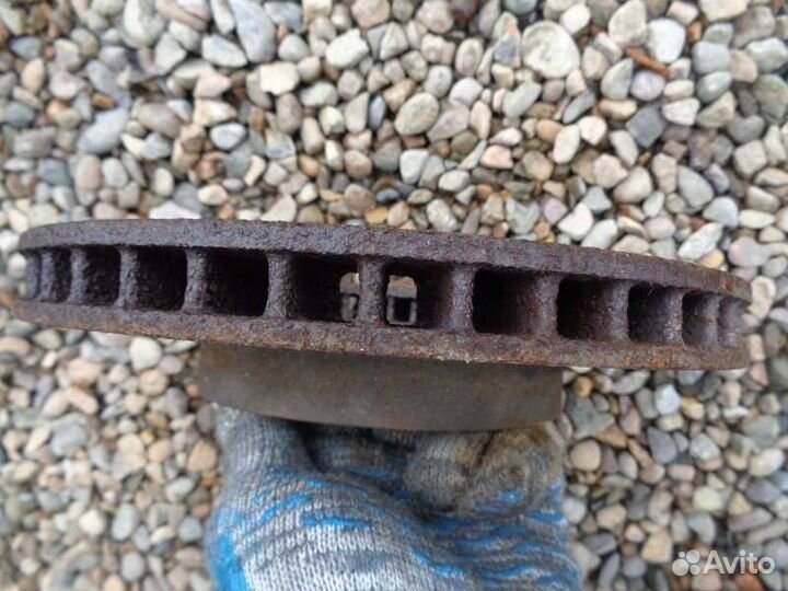 Тормозной диск передний Toyota Carina ST215 3S-FE