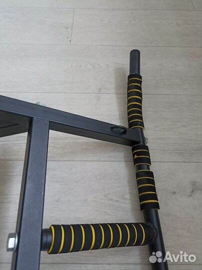 Турник настенный