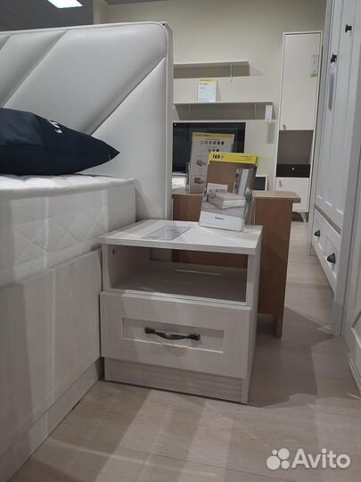 Прикроватные тумбы