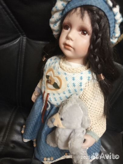 Кукла фарфоровая