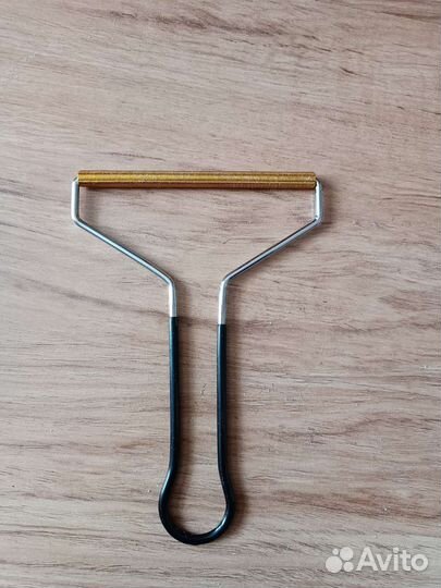 Скребок для чистки ковров от шерсти животных