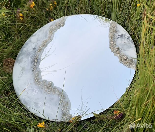 Зеркало с декором из эпоксидной смолы