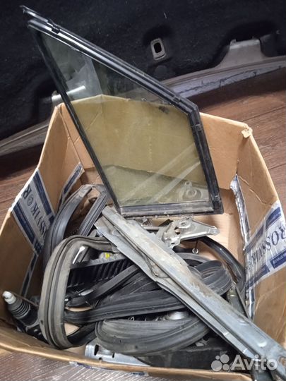 Капот и Стекло боковое Honda Mobilio 2006