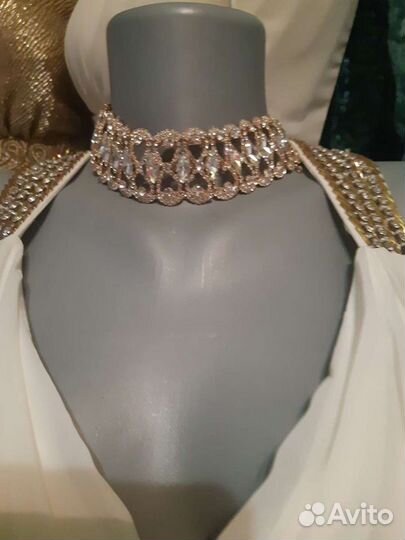 Украшения много