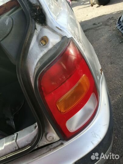 Фонарь правый задний в крыло Nissan Micra K11