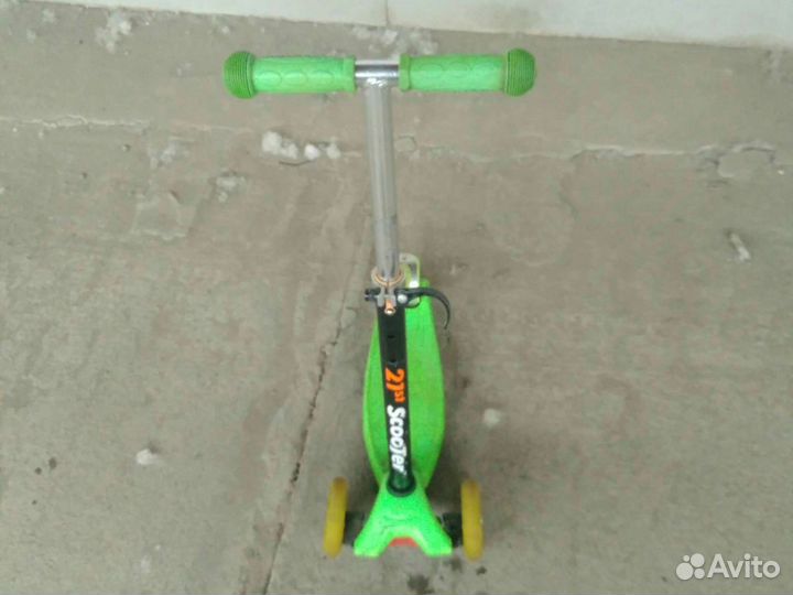 Самокат трёх колесный