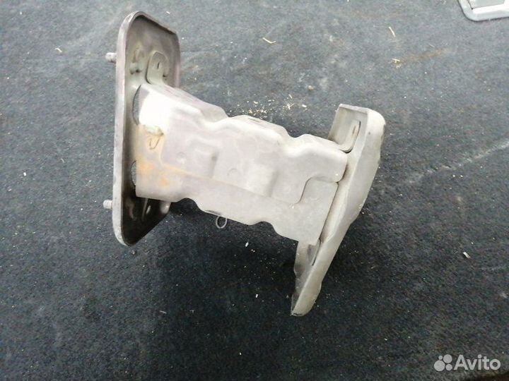 Крепление усилителя бампера переднее левое Nissan