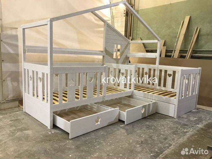 Одноярусная детская угловая кровать домик