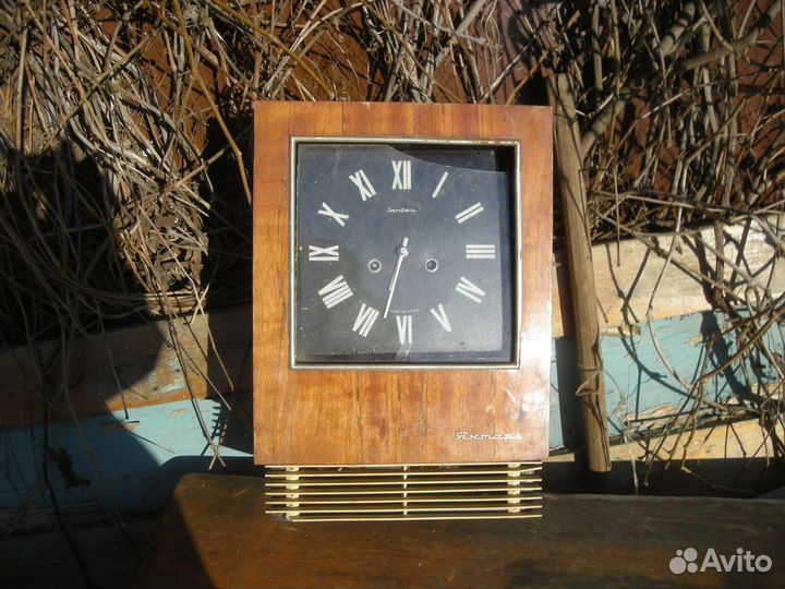 Часы Янтарь Jantar Маяк настенные карниз СССР корп
