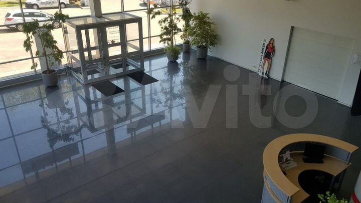 Автосалон с сервисной зоной 2000 м