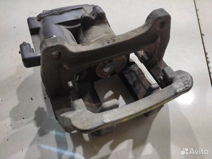 Суппорт (задний, левый) (Chevrolet Camaro VI)