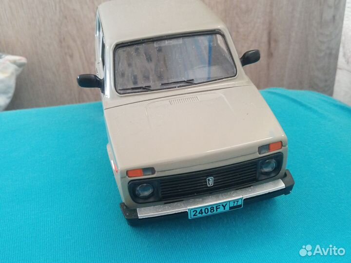 Модель автомобиля 2121 Нива в масштабе 1/18
