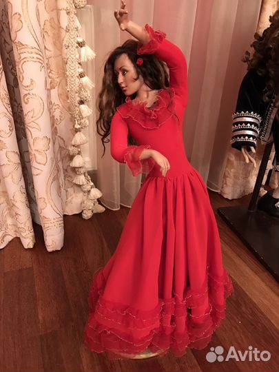 Кукла фарфоровая