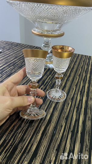 Хрустальные рюмки на ножке