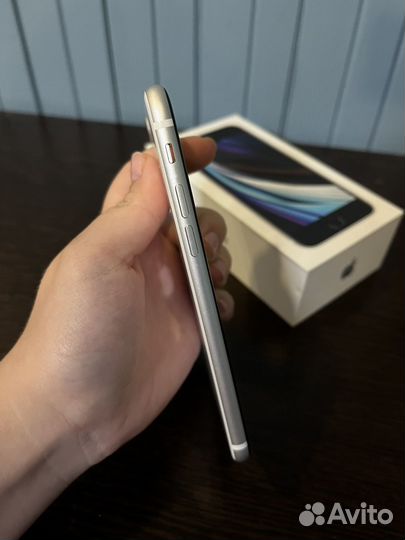 iPhone SE, 64 ГБ