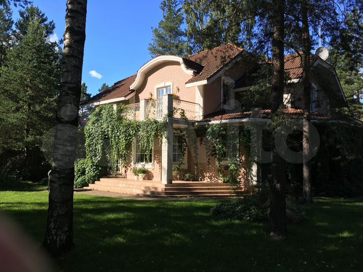 Дом 268,9 м² на участке 13,3 сот.